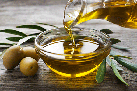 The consumption of olive oil reduces the risk of death from any cause